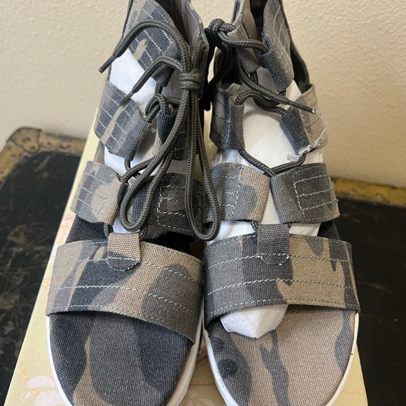 NEW woman’s Very G size 10 camo print sandals. - Picture 2 of 5